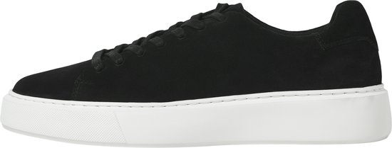 Zwarte suède sneaker met witte zool.