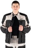 Man opent een DXR motorjas in zwart en grijs, met rode accenten. Hij toont de voering en drukknoopsluiting.