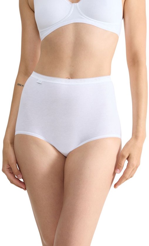 Model draagt witte Sloggi maxi slip met kanten boord.