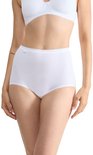 Model draagt witte Sloggi maxi slip met kanten boord.