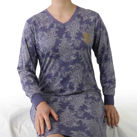 Model draagt paars nachthemd met lange mouwen, V-hals en paisley dessin. Kanten rand rond de hals.