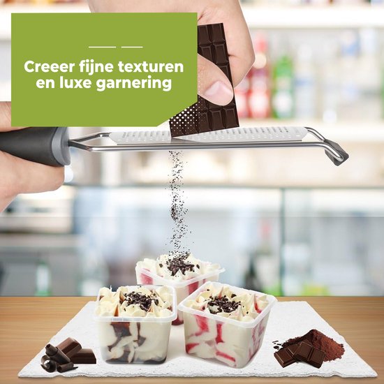 Râpe en acier inoxydable avec poignée noire râpant du chocolat sur des glaces, pour des textures fines et une garniture luxueuse.