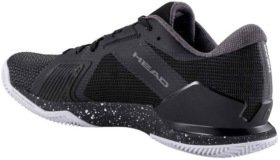 Zwarte tennis schoen, achterkant en zijkant zichtbaar. Witte spetters op de zool.