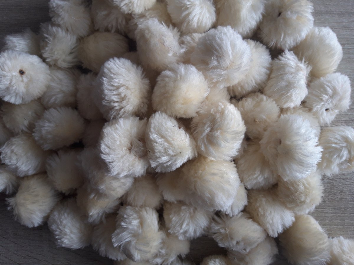 TOAOB 300 stuks 1 cm Mini Pompons Pluizige Pompons Ballen Lichtgeel Pompoms voor doe-het-zelf Ambachten Decoraties