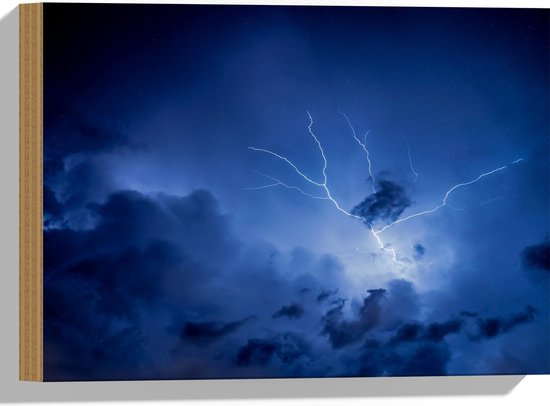 Hout - Kleine Bliksemschichten bij Donkere Wolken in de Lucht - 40x30 cm - 9 mm dik - Foto op Hout (Met Ophangsysteem)