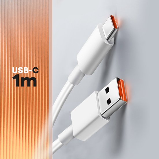 Câble USB-C vers USB-A blanc de 1 mètre avec des accents oranges dans les connecteurs.