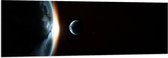 PVC Schuimplaat - Maan langs de Aarde in het Heelal - 150x50 cm Foto op PVC Schuimplaat (Met Ophangsysteem)