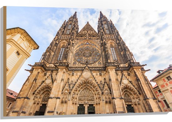 Hout - Vooraanzicht van de Kathedraal van Praag onder Sluierbewolking - 105x70 cm - 9 mm dik - Foto op Hout (Met Ophangsysteem)