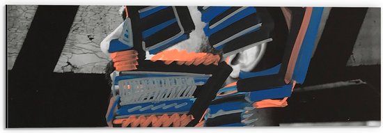 Dibond - Mens Overgeschilderd in de Kleuren Blauw, Wit, Grijs en Oranje - 60x20 cm Foto op Aluminium (Wanddecoratie van metaal)