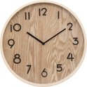 Ronde beige houten klok met zwarte cijfers.