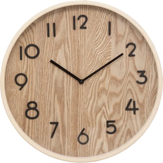 Ronde beige houten klok met zwarte cijfers.