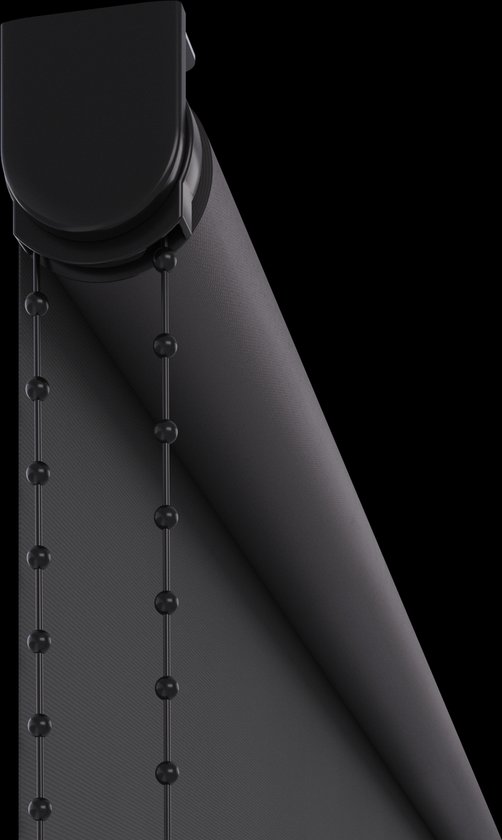 Zwart verduisterend rolgordijn met een textuur, detail van de oprolbuis en ketting.