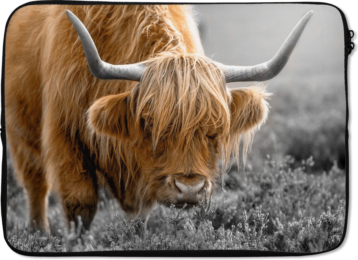 Laptophoes 13 inch - Schotse Hooglander - Dieren - Bruin - Koe - Zwart - Wit - Natuur - Laptop sleeve - Binnenmaat 32x22,5 cm - Zwarte achterkant