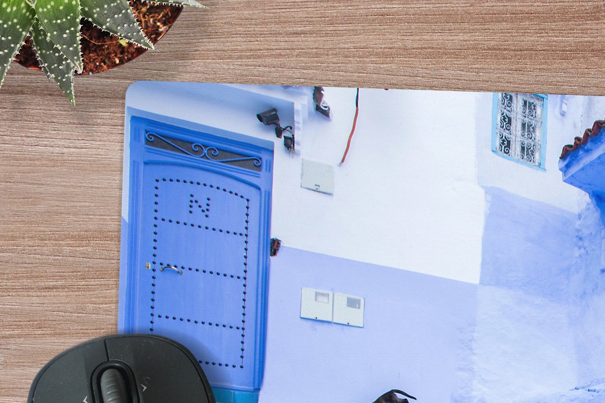 Muismat XXL 50x50 cm - Bureau onderlegger - Bureau mat Straat - Blauw - Deuren - Architectuur - Bureaumat - Gaming mousepad xl - Bureaulegger groot - Computer deskmat