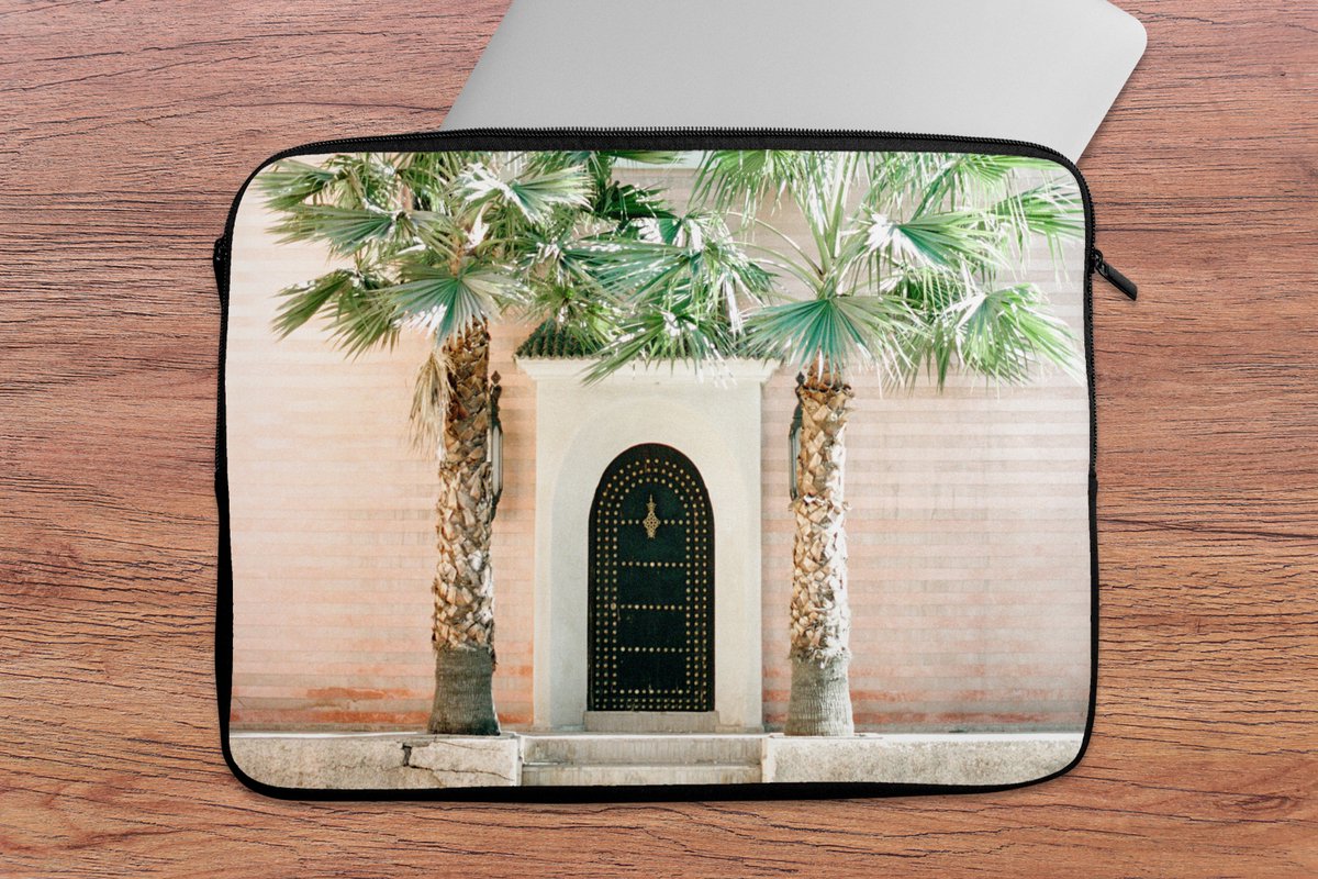 Laptophoes 14 inch - Deur - Marrakesh - Palmboom - Wit - Tropisch - Laptop sleeve - Binnenmaat 33x23 cm - Zwarte achterkant