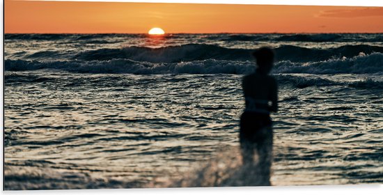 Dibond - Silhouet van Vrouw in de Wilde Zee tijdens Zonsopkomst - 100x50 cm Foto op Aluminium (Wanddecoratie van metaal)