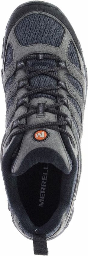 Grijze Merrell wandelschoen, van bovenaf gezien. Met zwarte veters en een oranje 'M' logo.