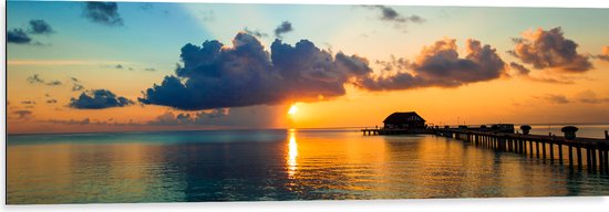 Dibond - Zonsondergang achter Wolken bij Huisje op de Oceaan - 120x40 cm Foto op Aluminium (Met Ophangsysteem)