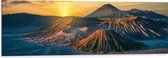 Dibond - Zonsondergang verdwijnend achter Bergen in Vulkaangebied - 120x40 cm Foto op Aluminium (Wanddecoratie van metaal)