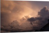 Dibond - Zon achter Donkere Regenwolken - 120x80 cm Foto op Aluminium (Wanddecoratie van metaal)