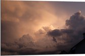 Dibond - Zon achter Donkere Regenwolken - 90x60 cm Foto op Aluminium (Wanddecoratie van metaal)