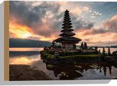 Hout - Zonsopkomst bij Pura Ulun Danu Bratan Tempel, Indonesië - 40x30 cm - 9 mm dik - Foto op Hout (Met Ophangsysteem)