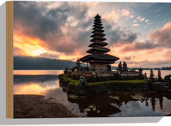 Hout - Zonsopkomst bij Pura Ulun Danu Bratan Tempel, Indonesië - 40x30 cm - 9 mm dik - Foto op Hout (Met Ophangsysteem)