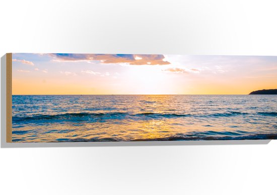 Hout - Zonnestralen achter Wolken boven Kalme Zee - 90x30 cm - 9 mm dik - Foto op Hout (Met Ophangsysteem)