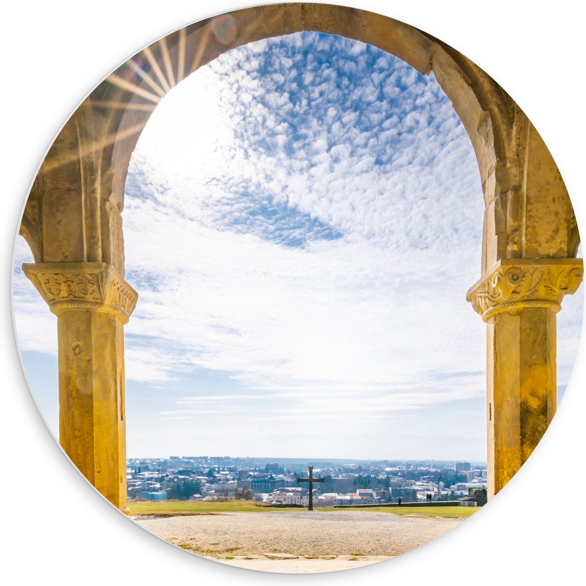 PVC Schuimplaat Muurcirkel - Zon door Sluierbewolking op Ingang van Stenen Tempel - 60x60 cm Foto op Muurcirkel (met ophangsysteem)
