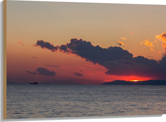 Hout - Zonsondergang bij Donkere Regenwolken boven de Oceaan - 100x75 cm - 9 mm dik - Foto op Hout (Met Ophangsysteem)