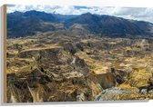 WallClassics - Hout - Uitzicht over Bergen in Peru - 90x60 cm - 9 mm dik - Foto op Hout (Met Ophangsysteem)