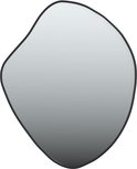 Wandspiegel met organische, onregelmatige vorm en zwart frame.