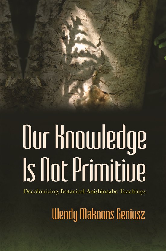 Boekomslag met een boomstam en de titel Our Knowledge Is Not Primitive door Wendy Makoons Geniusz.