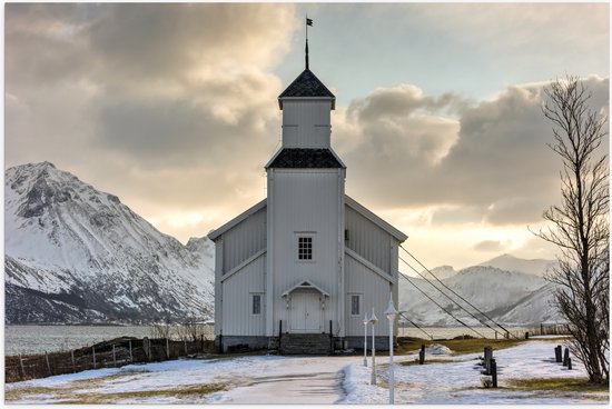 Poster Glanzend – Gimsoy Kerk in Noorwegen tijdens Zachte Winterdag - 150x100 cm Foto op Posterpapier met Glanzende Afwerking