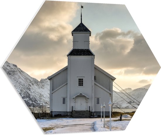 PVC Schuimplaat Hexagon - Gimsoy Kerk in Noorwegen tijdens Zachte Winterdag - 80x69.6 cm Foto op Hexagon (Met Ophangsysteem)