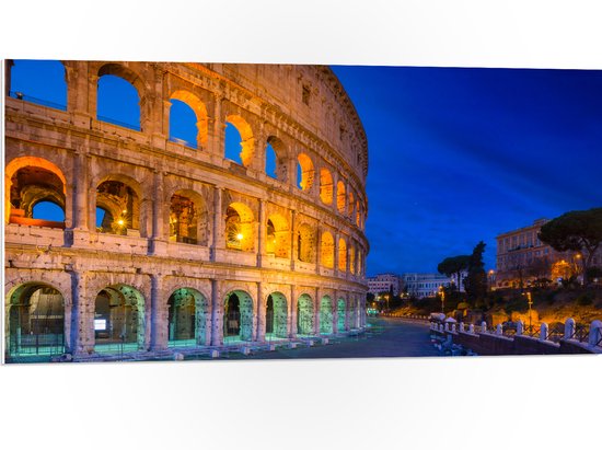 WallClassics - PVC Schuimplaat - Voetpad langs Colloseum van Rome in de Avond - 100x50 cm Foto op PVC Schuimplaat (Met Ophangsysteem)