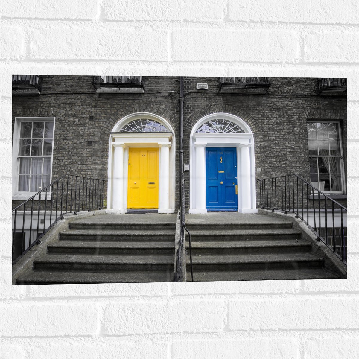 Muursticker - Gebouw met Gele en Blauwe Voordeuren - 60x40 cm Foto op Muursticker