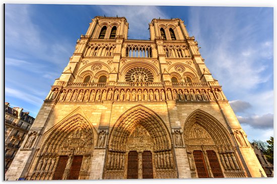 WallClassics - Dibond - Vooraanzicht van de Notre Dame in Parijs - 60x40 cm Foto op Aluminium (Met Ophangsysteem)