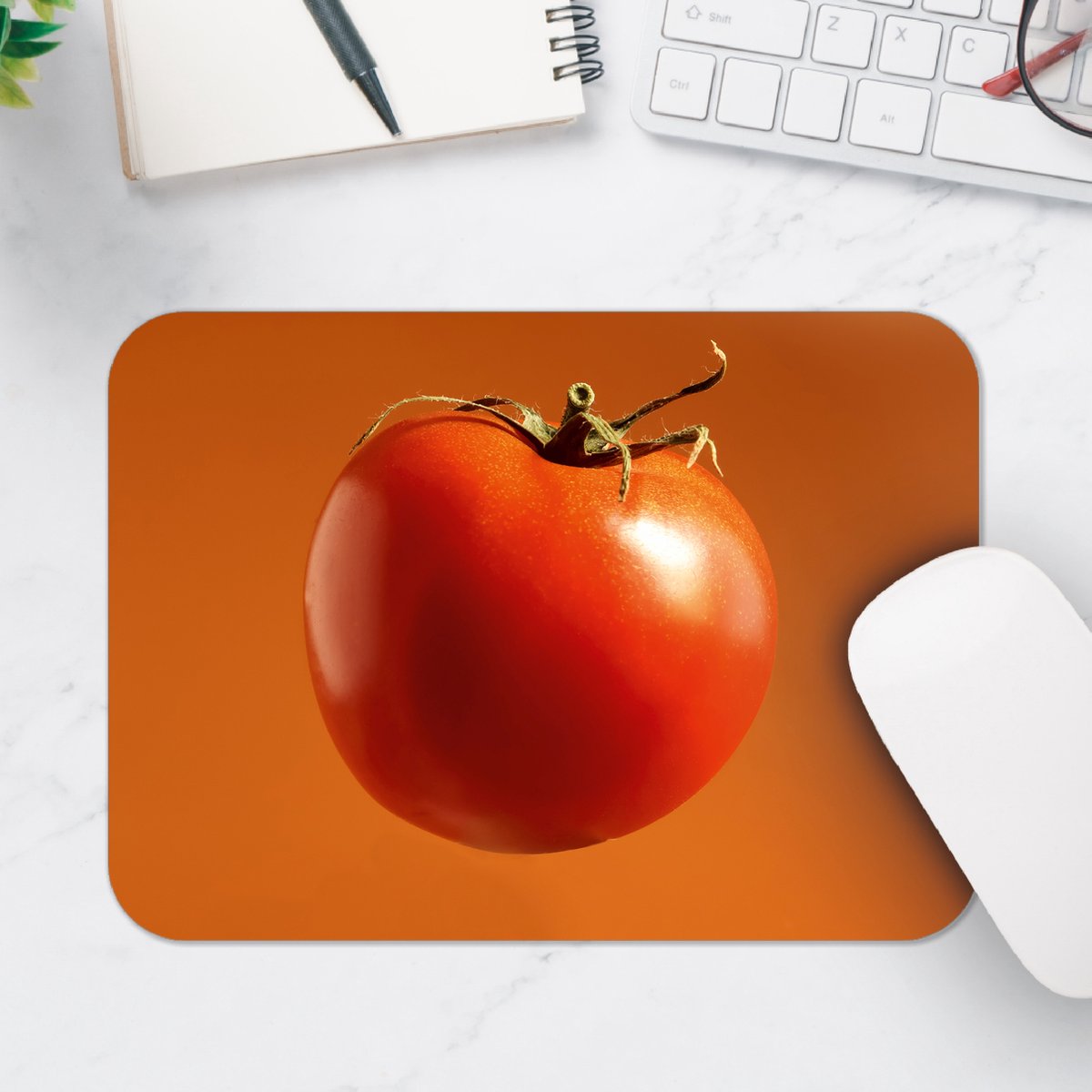 Muismat - Rode Tomaat tegen Oranje Achtergrond - 25x18 cm - 2 mm Dik - Muismat van Vinyl