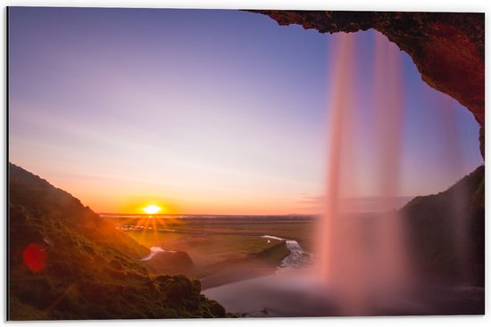 Dibond - Achter een Waterval in het Natuur Landschap van IJsland - 60x40 cm Foto op Aluminium (Met Ophangsysteem)
