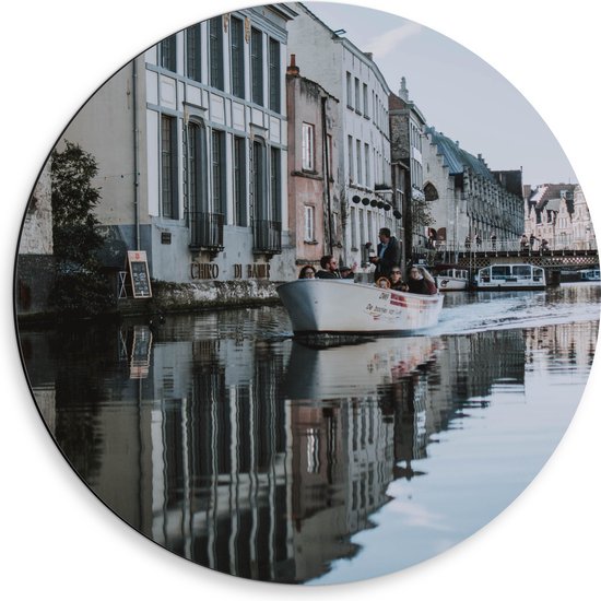 Dibond Muurcirkel - Gebouwen aan het Water met Boot - 50x50 cm Foto op Aluminium Muurcirkel (met ophangsysteem)