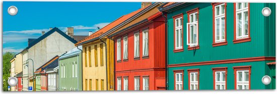 Tuinposter – Gekleurde Houten Huisjes in Straatje in Oslo, Noorwegen - 60x20 cm Foto op Tuinposter (wanddecoratie voor buiten en binnen)