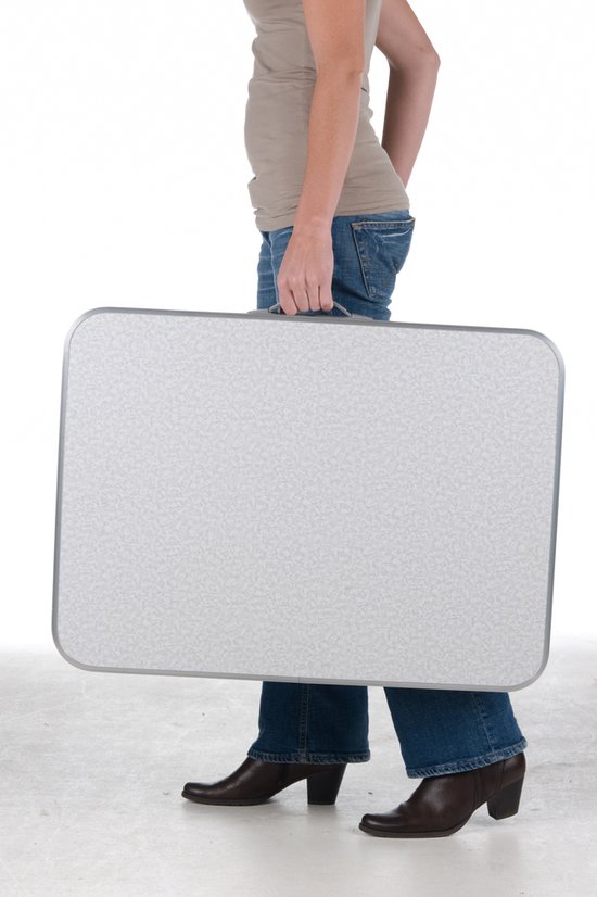 Vrouw draagt een opgevouwen lichtgrijze tafel met handvat in haar rechterhand.
