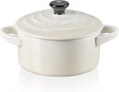 Crèmekleurige Le Creuset mini braadpan met deksel, met zilverkleurige knop.