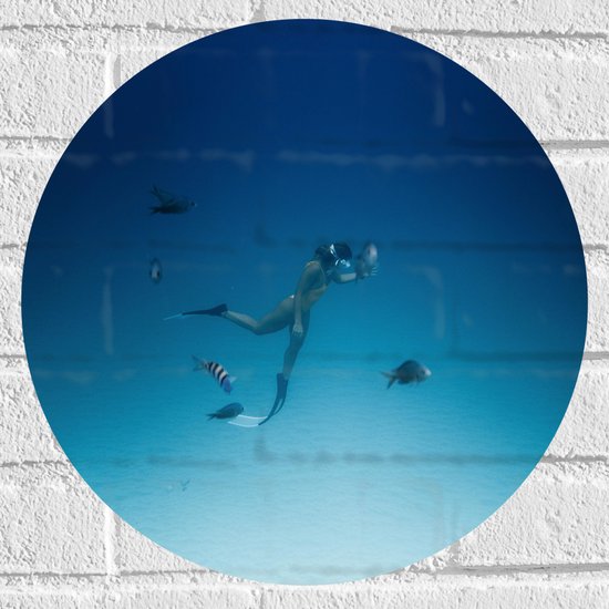 WallClassics - Muursticker Cirkel - Duiker Zwemmend met Vissen op Zeebodem - 40x40 cm Foto op Muursticker