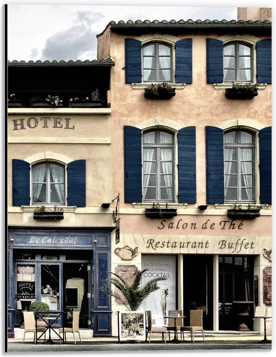 Dibond - Hotel aan Straat met een Restaurantje eronder - 30x40 cm Foto op Aluminium (Wanddecoratie van metaal)