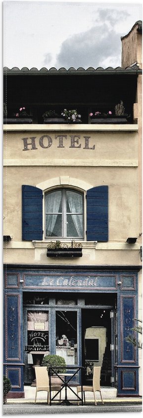 Vlag - Hotel aan Straat met een Restaurantje eronder - 20x60 cm Foto op Polyester Vlag