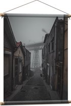 Textielposter - Mistig Steegje in Grimmige Omgeving Richting Brug - 60x80 cm Foto op Textiel