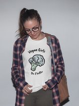 Shirt - Vegan girls do it better - Wurban Wear | Grappig shirt | Vegan | Unisex tshirt | Dieren | Dierenvriend | Vegan kookboek | Wit