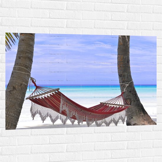 WallClassics - Muursticker - Rode Ibiza Hangmat op Tropisch Strand - 120x80 cm Foto op Muursticker